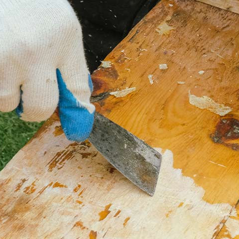 Como resolver fungos, humidade, tinta a escamar ou má aderência antes de pintar a madeira